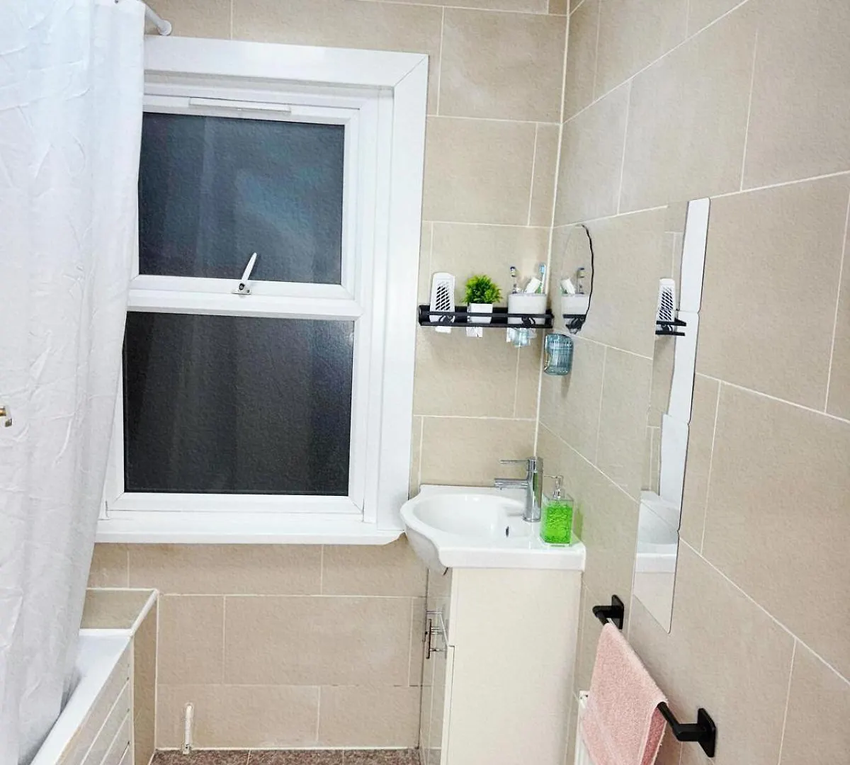 Big Room In East Ham London Homestay